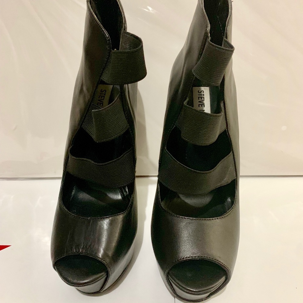 Steve Madden black ankle booties w/ open front